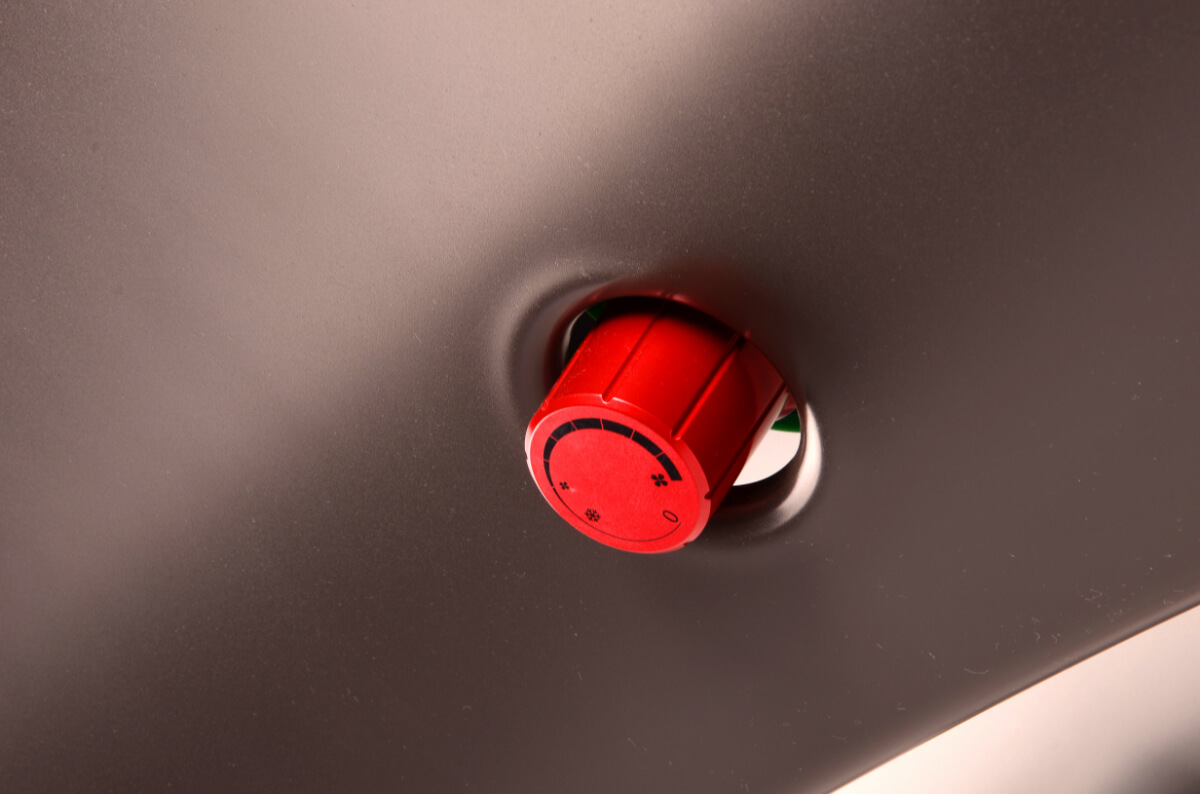 TomTon Design Heizkörper R3 grau und rotes Thermostatventil