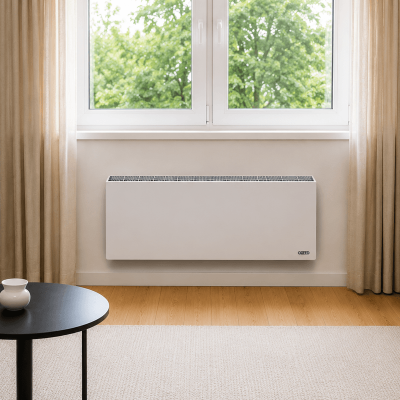 Wandkonvektor statt Heizkörper: Ideal für Wärmepumpe 1 Wandkonvektor im ensav e-shop vor einem Fenster